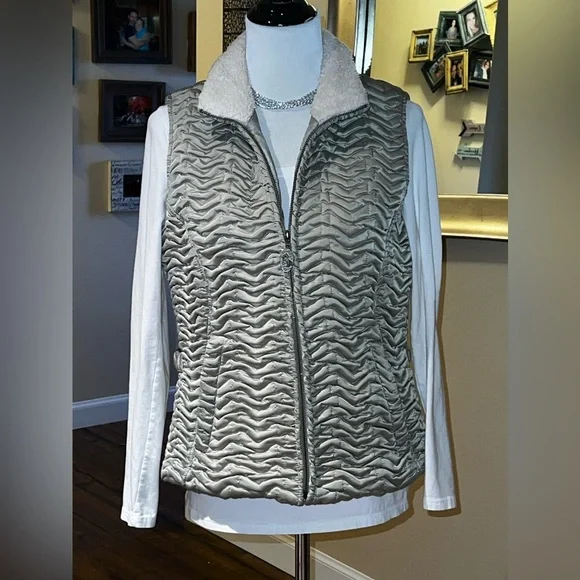 Cowgirl Up Puffer Vest - Picture 2 of 9